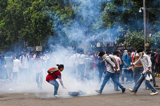 Miles de jóvenes marcharon en Nueva Delhi para exigir reformas en el sistema educativo y la renuncia del ministro de Educación, en una protesta que nació como una sátira en redes sociales y ya se convirtió en un fenómeno nacional.