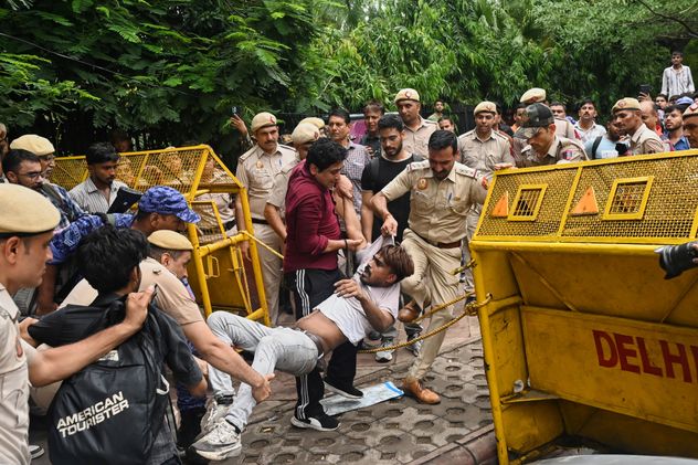 Miles de jóvenes marcharon en Nueva Delhi para exigir reformas en el sistema educativo y la renuncia del ministro de Educación, en una protesta que nació como una sátira en redes sociales y ya se convirtió en un fenómeno nacional.