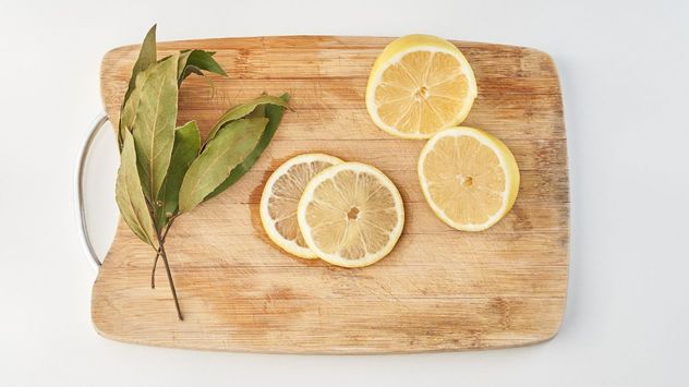 El limón aporta un aroma cítrico intenso, mientras que el laurel libera aceites esenciales que muchas personas aprovechan para perfumar distintos ambientes del hogar.