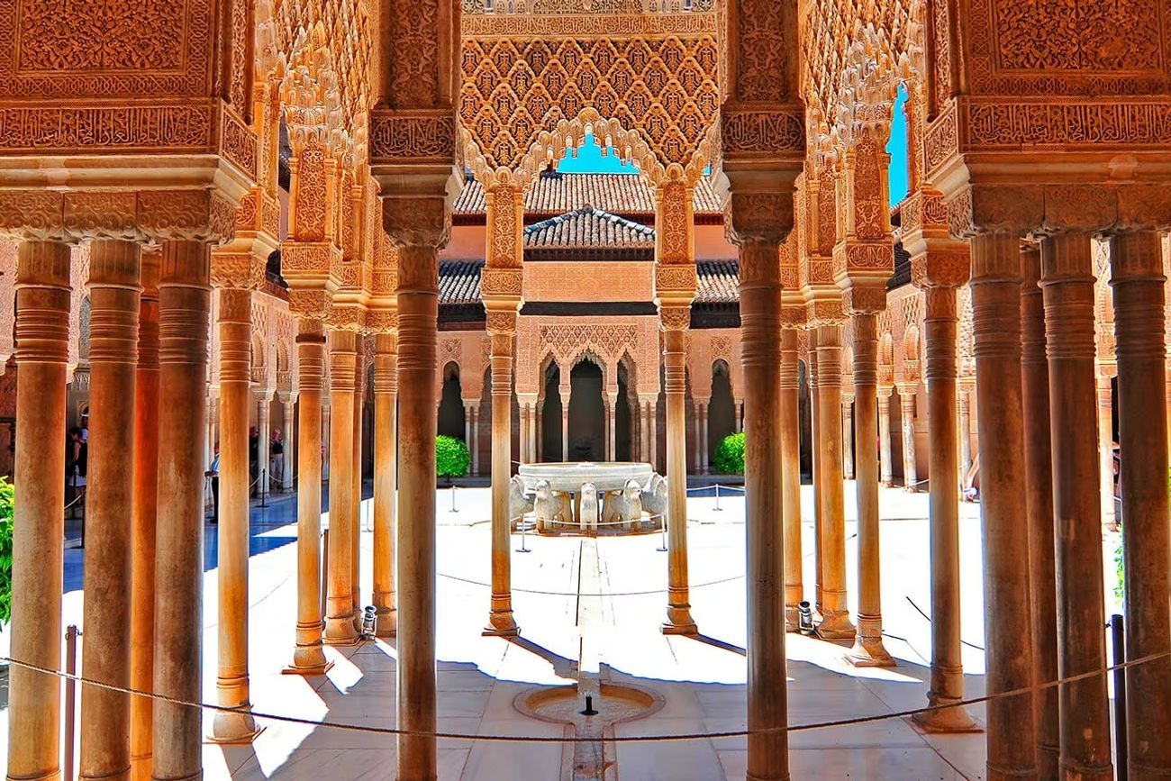 La Alhambra, España, símbolo del desarrollo cultural y arquitectónico del mundo musulmán.