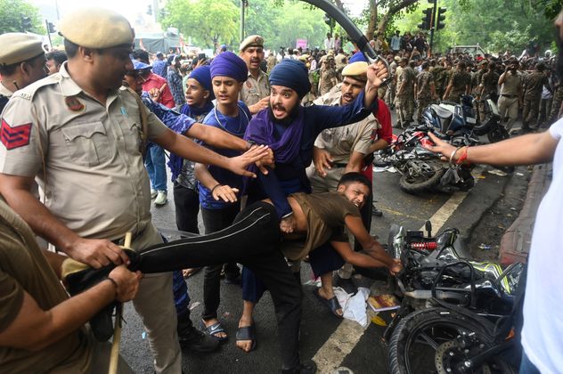 Miles de jóvenes marcharon en Nueva Delhi para exigir reformas en el sistema educativo y la renuncia del ministro de Educación, en una protesta que nació como una sátira en redes sociales y ya se convirtió en un fenómeno nacional.