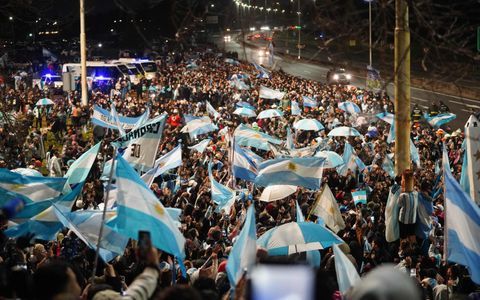 Los hinchas de la selección esperaron durante horas el regreso al país tras disputar el Mundial 2026. (Gentileza Clarín)