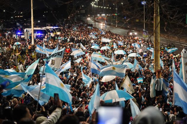 Los hinchas de la selección esperaron durante horas el regreso al país tras disputar el Mundial 2026. (Gentileza Clarín)