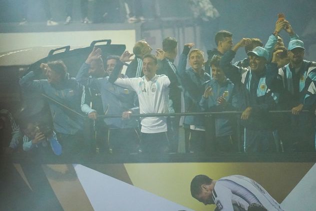 Los jugadores de la selección y el entrenador Lionel Scaloni saludan a los hinchas desde el colectivo en su regreso al país. (Gentileza Clarín)