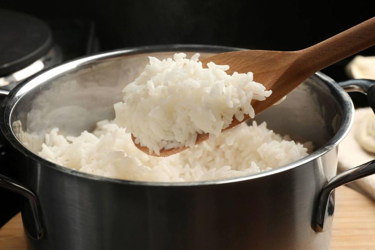 Agregar jugo de limón durante la cocción es uno de los trucos más utilizados para conseguir un arroz más blanco, suelto y con mejor textura.