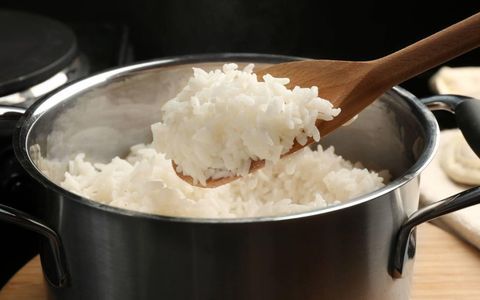 Agregar jugo de limón durante la cocción es uno de los trucos más utilizados para conseguir un arroz más blanco, suelto y con mejor textura.