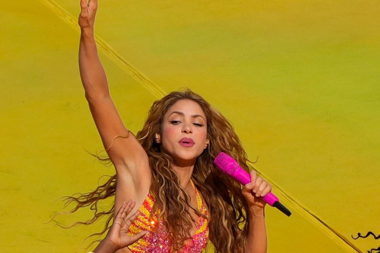 Shakira, con el vestido que demandó de muchísimas horas de trabajo. (AP)