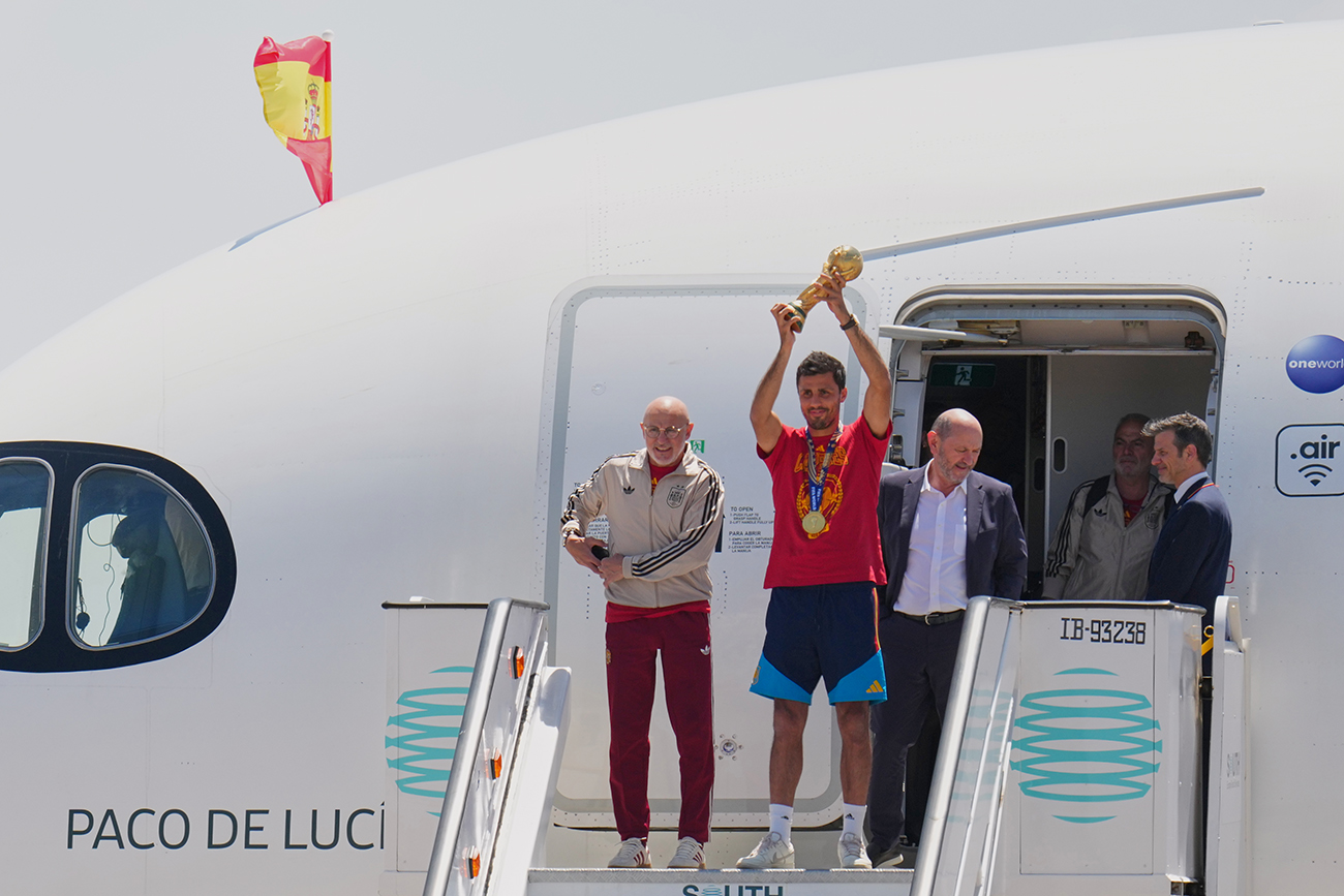 Jugadores de la selección española posan con el trofeo tras ganar la Copa Mundial a su arribo al aeropuerto de Barajas en Madrid.