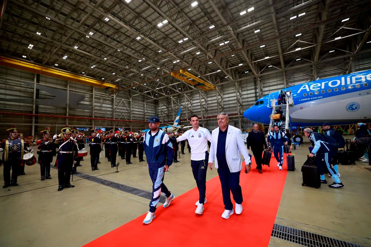 Nicolás Otamendi, el DT Lionel Scaloni y Claudio Tapia, presidente de Afa, fueron los primeros en bajar del avión. (Prensa selección)