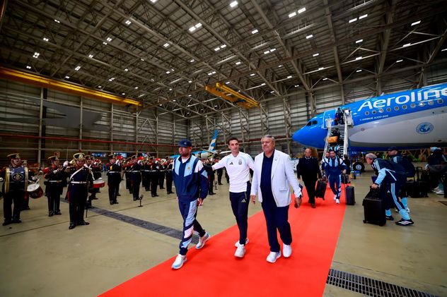 Nicolás Otamendi, el DT Lionel Scaloni y Claudio Tapia, presidente de Afa, fueron los primeros en bajar del avión. (Prensa selección)