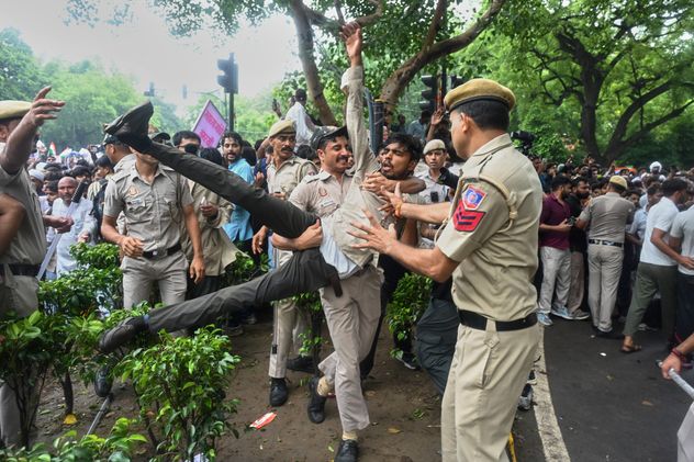 Miles de jóvenes marcharon en Nueva Delhi para exigir reformas en el sistema educativo y la renuncia del ministro de Educación, en una protesta que nació como una sátira en redes sociales y ya se convirtió en un fenómeno nacional.