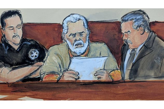 Boceto de la sala del tribunal en Estados Unidos: Ismael "El Mayo" Zambada, en el centro, lee su declaración de sentencia este lunes 20 de julio de 2026.