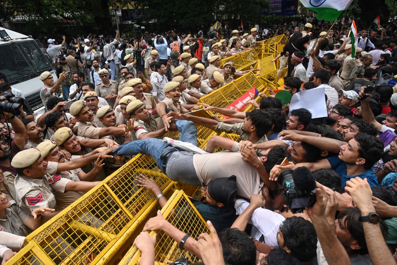 Miles de jóvenes marcharon en Nueva Delhi para exigir reformas en el sistema educativo y la renuncia del ministro de Educación, en una protesta que nació como una sátira en redes sociales y ya se convirtió en un fenómeno nacional.