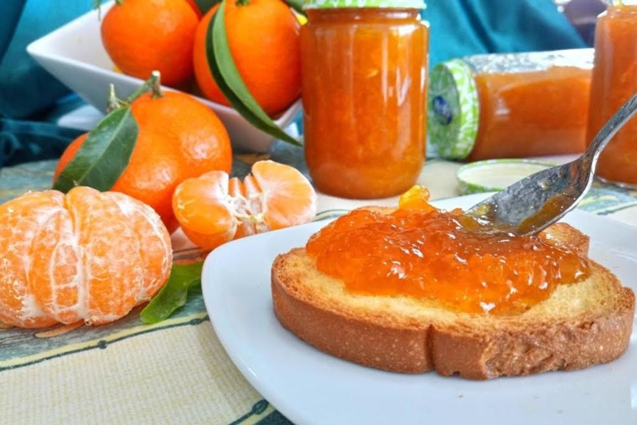 La mermelada de mandarina sin azúcar aprovecha el dulzor natural de la fruta y es una alternativa saludable para acompañar tostadas, yogures o postres.