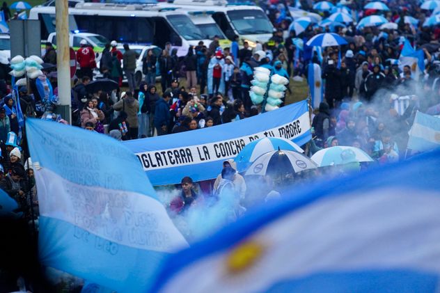 Los hinchas de la selección esperaron durante horas el regreso al país tras disputar el Mundial 2026. (Gentileza Clarín)