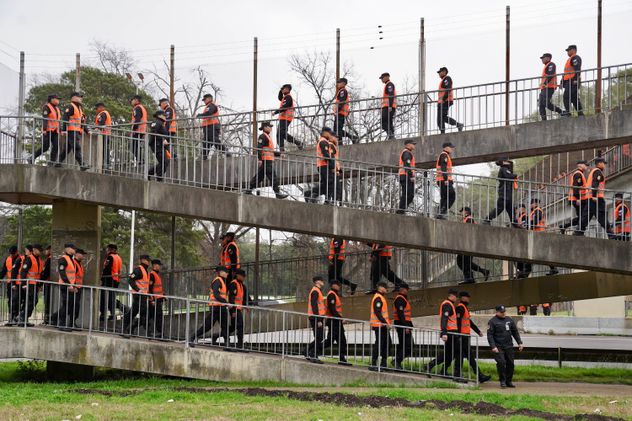Un fuerte operativo policial se armó para el regreso de la selección al país.