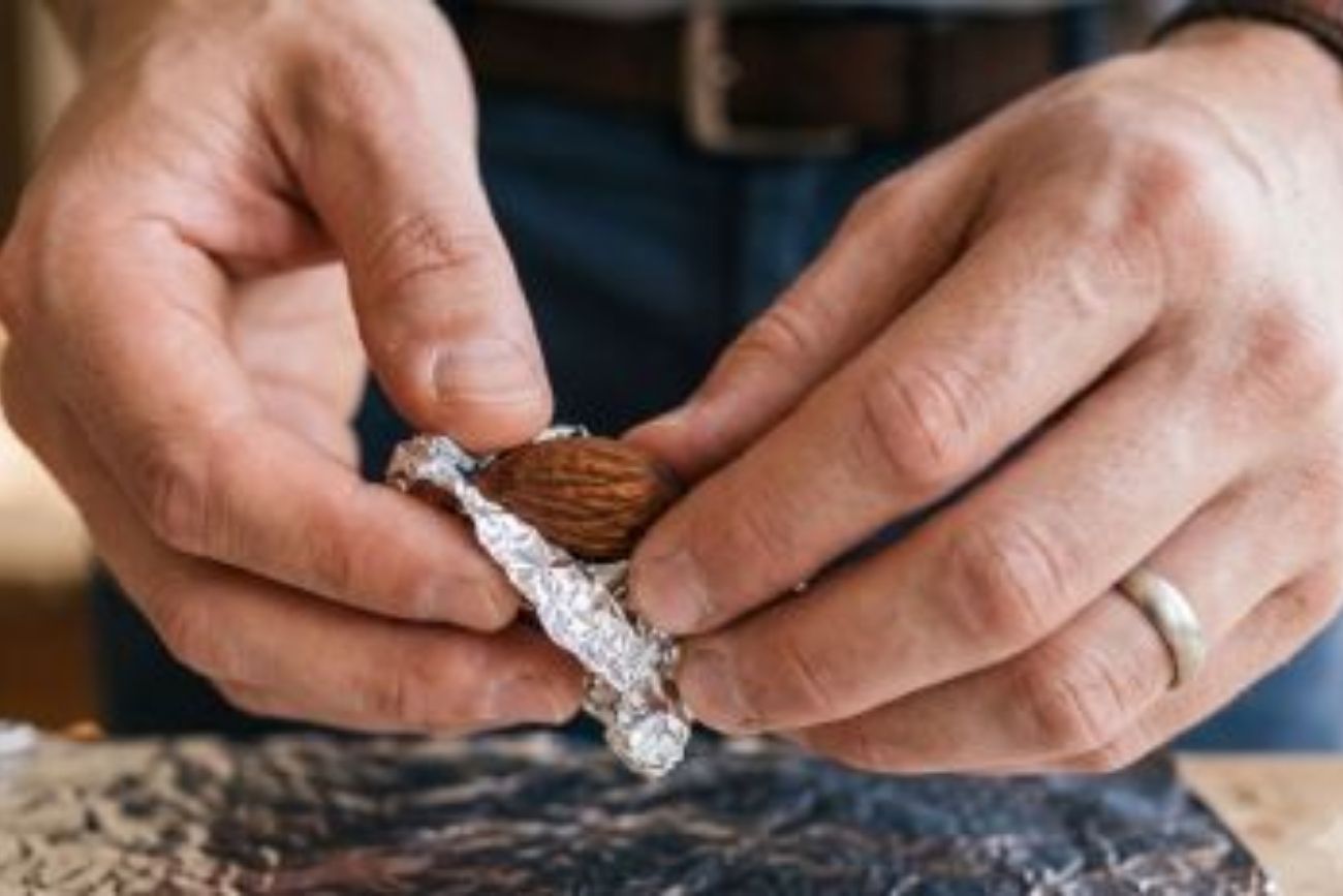 Feng Shui: por qué recomiendan llevar una almendra envuelta en papel aluminio dentro de la billetera.