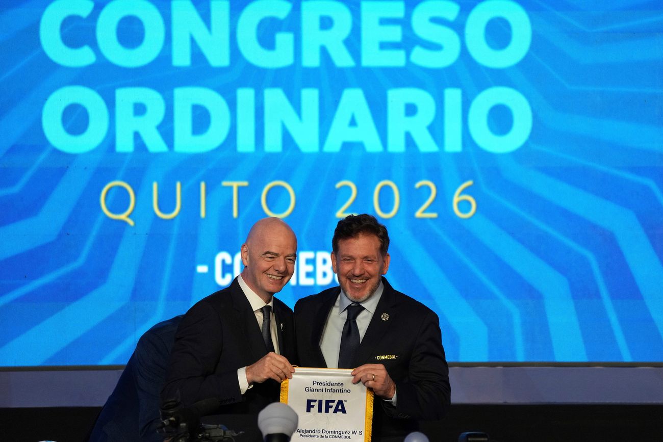 Alejandro Domínguez, presidente de Conmebol, volvió a poner en escena un Mundial con 64 selecciones en 2030. (AP)