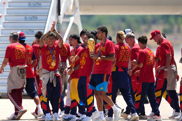 Jugadores de la selección española posan con el trofeo tras ganar la Copa Mundial a su arribo al aeropuerto de Barajas en Madrid.