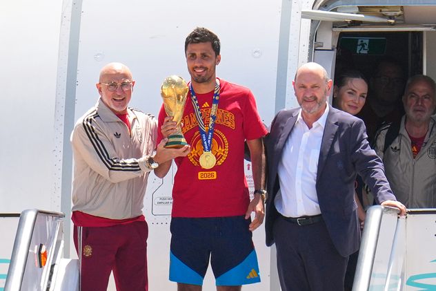 Jugadores de la selección española posan con el trofeo tras ganar la Copa Mundial a su arribo al aeropuerto de Barajas en Madrid.