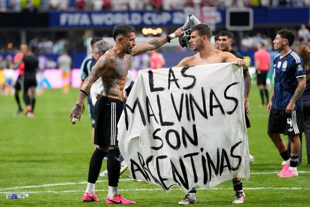 "Las Malvinas son argentinas": la bandera que mostraron los jugadores de la Selección después de ganarle a Inglaterra.