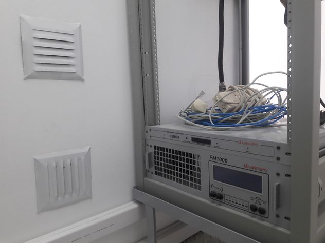 Cuando todo falla, la radio sigue: la ingeniería invisible detrás de una FM