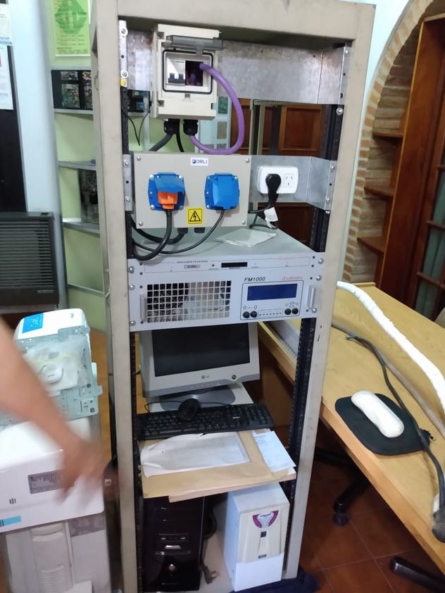 Cuando todo falla, la radio sigue: la ingeniería invisible detrás de una FM