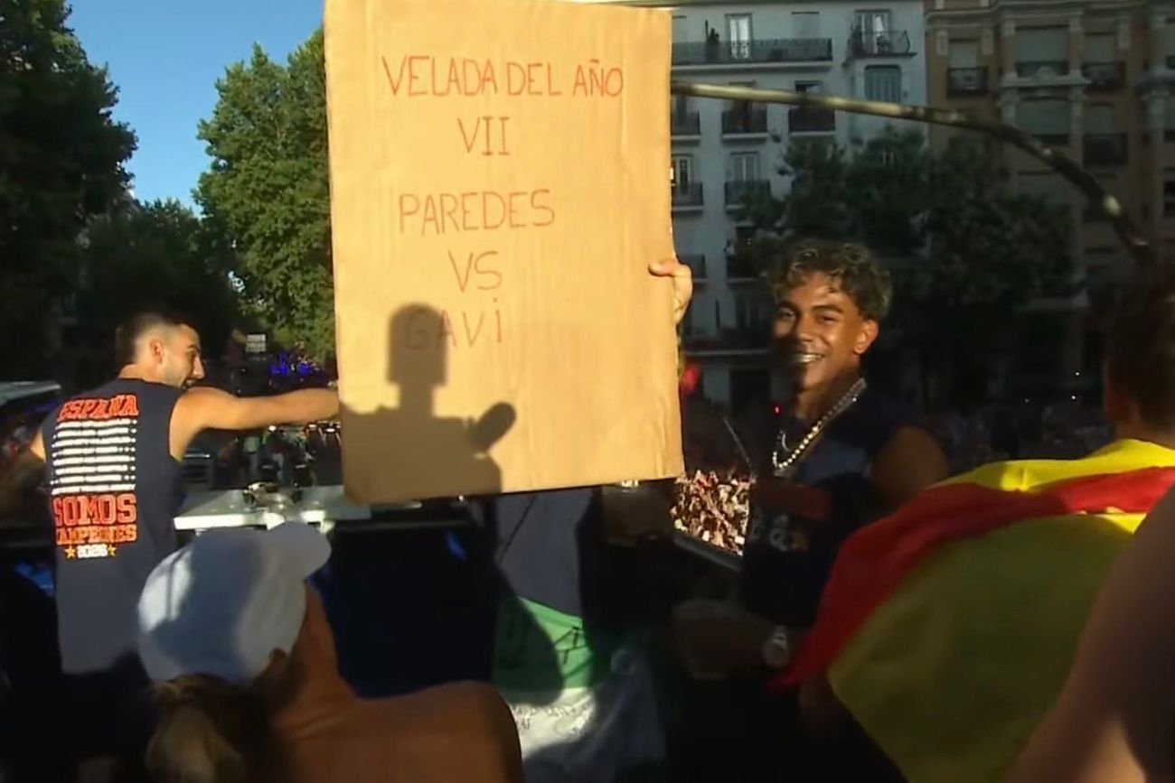 El cartel en los festejos de España sobre Paredes.