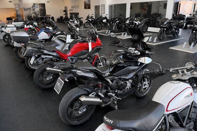Autos y motos de alta gama para usuarios exclusivos.
