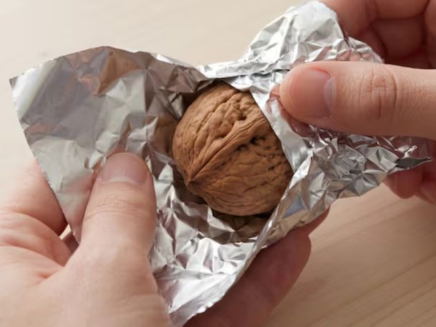 Feng Shui: por qué recomiendan llevar una almendra envuelta en papel aluminio dentro de la billetera.