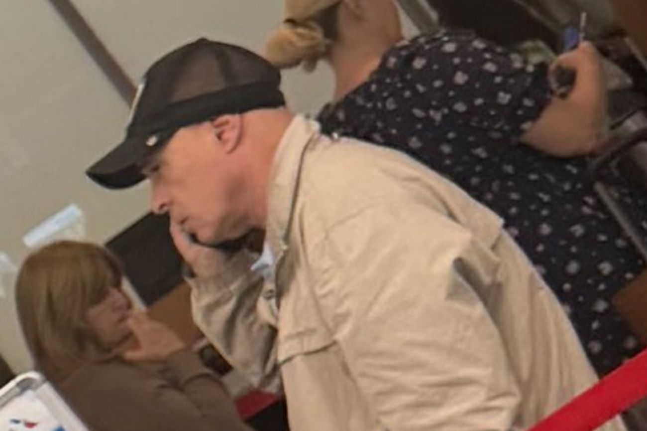 El senador libertario Abdala antes de abordar un vuelo de American Airlines.