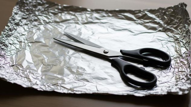 Cortar varias capas de papel aluminio es un truco casero muy popular para ayudar a mantener el rendimiento de las tijeras y eliminar pequeños residuos adheridos a sus hojas.