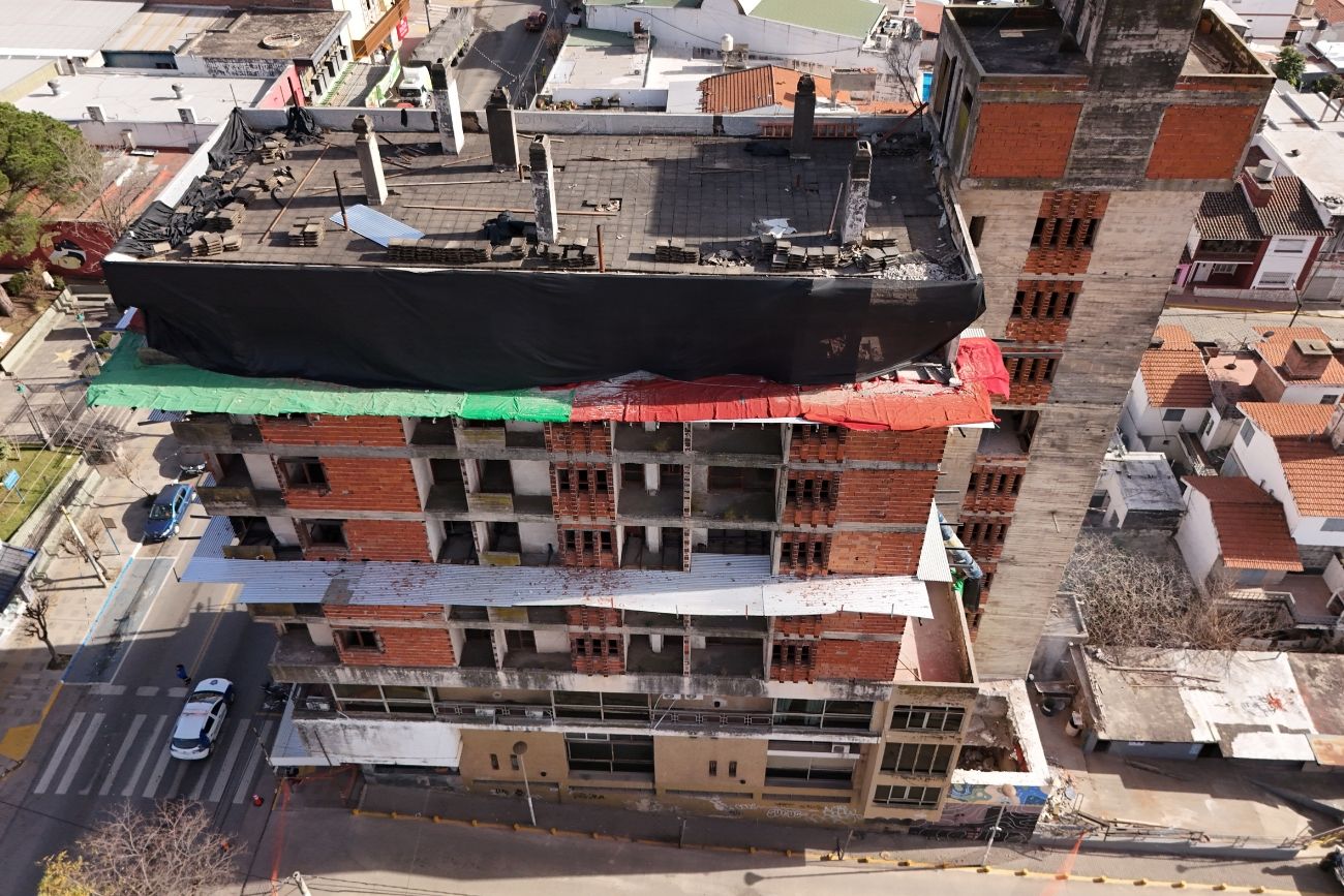 Los equipos técnicos realizan la remoción de muros, losas y cargas de compresión en el interior de la estructura.