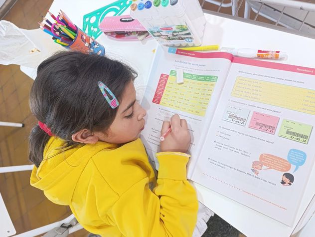 Andrea, la única alumna de una escuela de Pocho que desarrolla junto con su maestra, Fanny, un innovador proyecto de huerta.