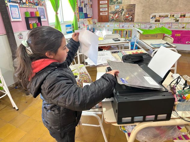Andrea, la única alumna de una escuela de Pocho que desarrolla junto con su maestra, Fanny, un innovador proyecto de huerta.