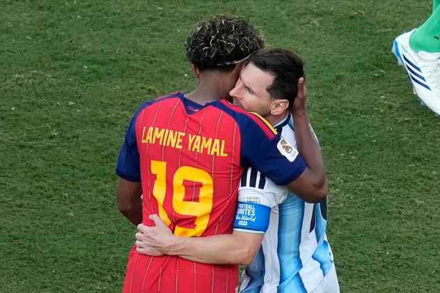 El abrazo entre Messi y Lamine.