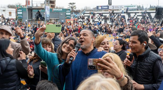 Postal inolvidablecon el público en el escenario en la presentación de El Indio Lucio Rojas y su hermano Alfredo en el Cosquín de Peñas 2026.