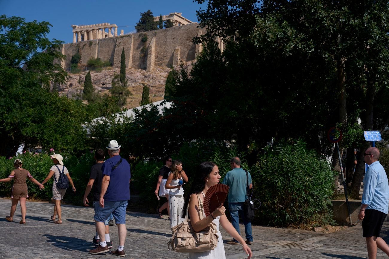 La peatonal clásica cerca del ingreso a la Acrópolis. (AP/Petros Giannakouris)
