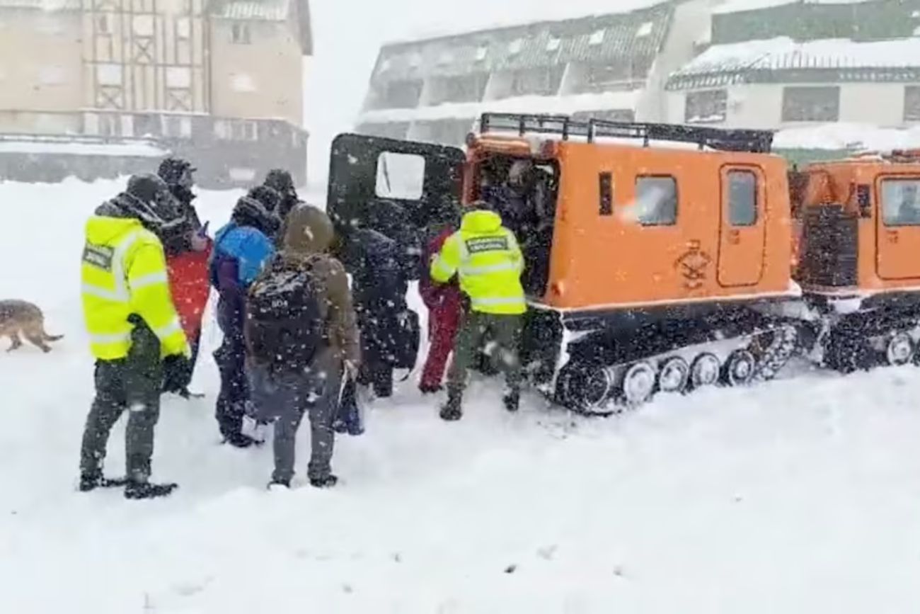 Mendoza: quedaron atrapados por la nieve con un bebé de cuatro meses y fueron rescatados por Gendarmería. (Captura MDZ Online)