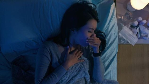 La tos nocturna suele aparecer con más fuerza al acostarse y puede dificultar el sueño durante los meses más fríos.