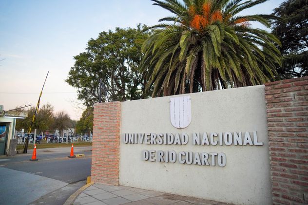 Universidad Nacional de Río Cuarto. Ingreso al campus.