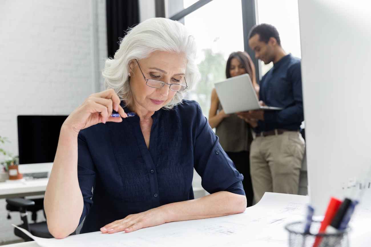 El edadismo laboral excluye al 54% de los mayores de 55 en Argentina. Milagros Abud y Alicia Rozenblum explican qué hacer con los años que ganamos.