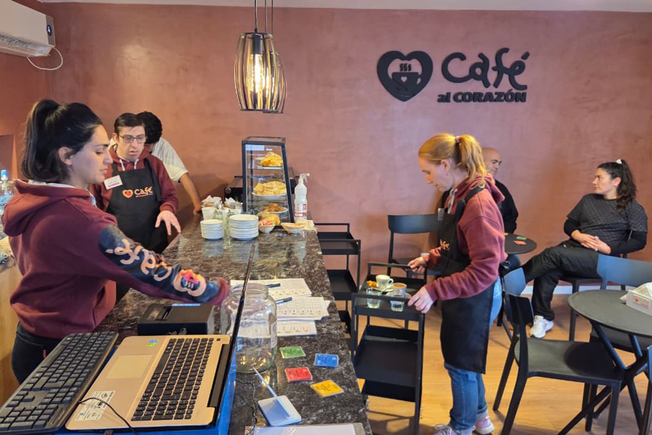 Inauguró Café al Corazón, un emprendimiento en Jesús María en el que trabajan 18 personas con discapacidad.