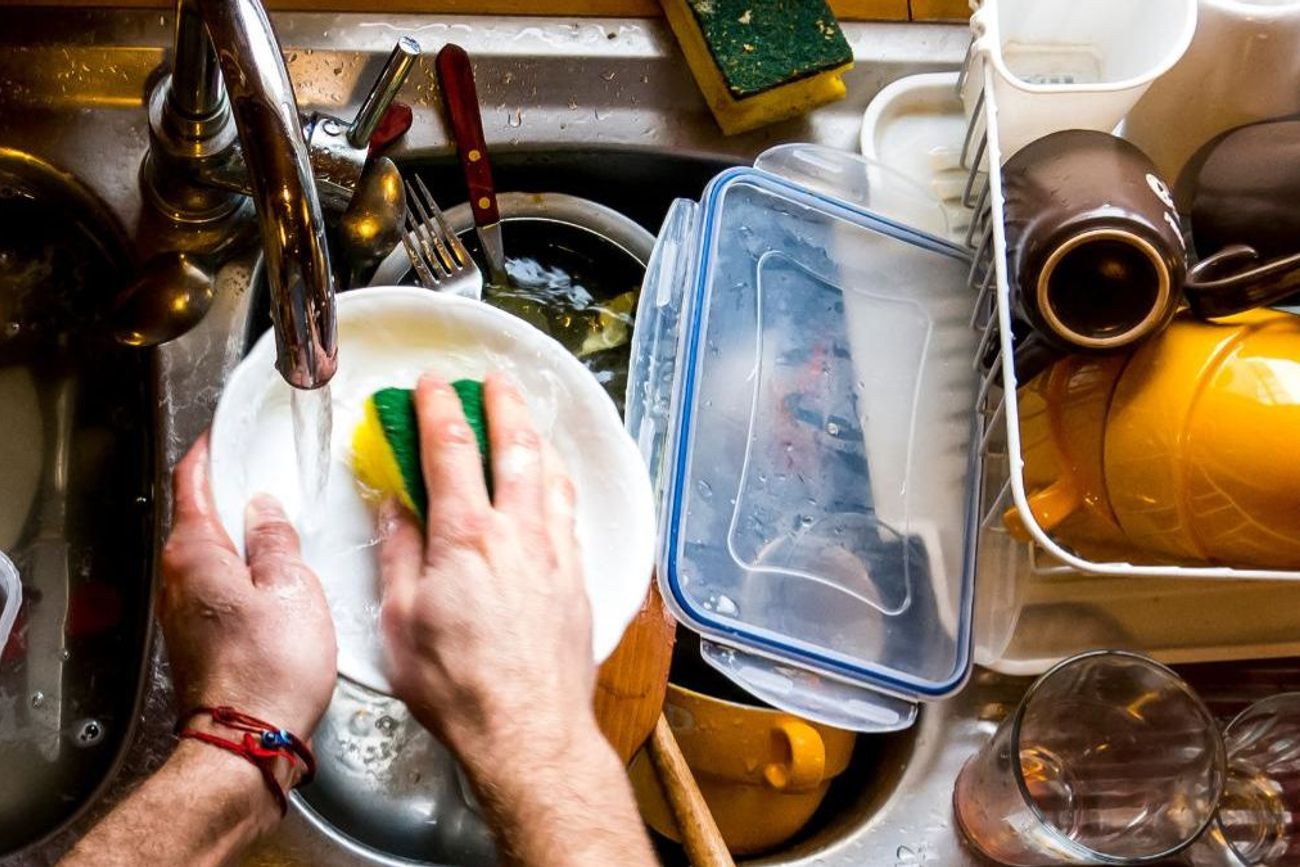 La tendencia a dejar los platos para "después" puede estar vinculada con la procrastinación, la fatiga mental o la necesidad de evitar tareas que generan poca satisfacción inmediata.