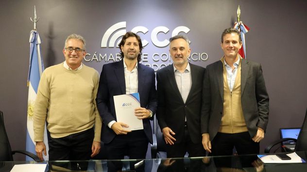 Horacio Berra (Camarco), Lucas Bergo (Cacic), Sebastián Parra (CCC) y Martín Teicher (Ceduc) firmaron el acuerdo por el cual impulsarán la Marca Córdoba Inmobiliaria. (Gentileza CCC)