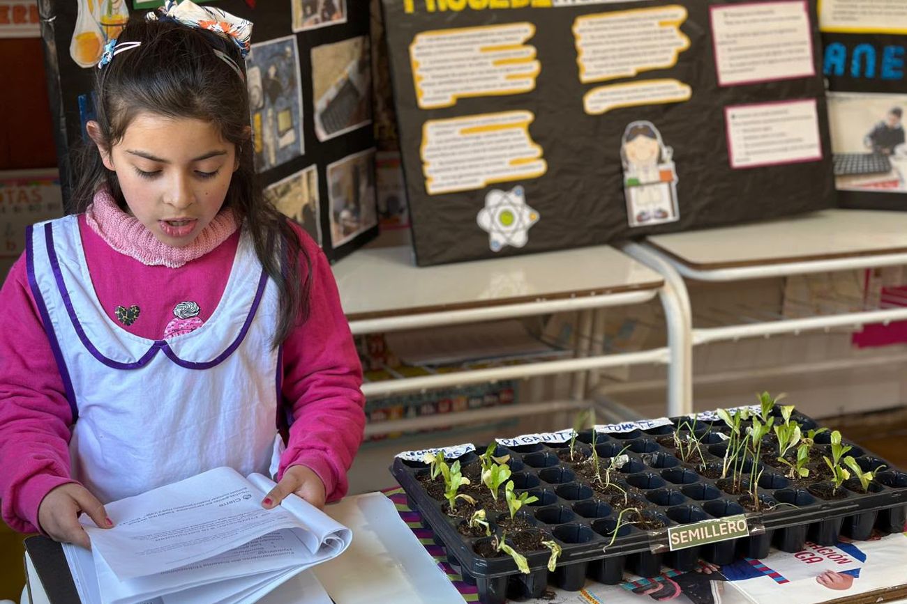 Andrea, la única alumna de una escuela de Pocho que desarrolla junto con su maestra, Fanny, un innovador proyecto de huerta.