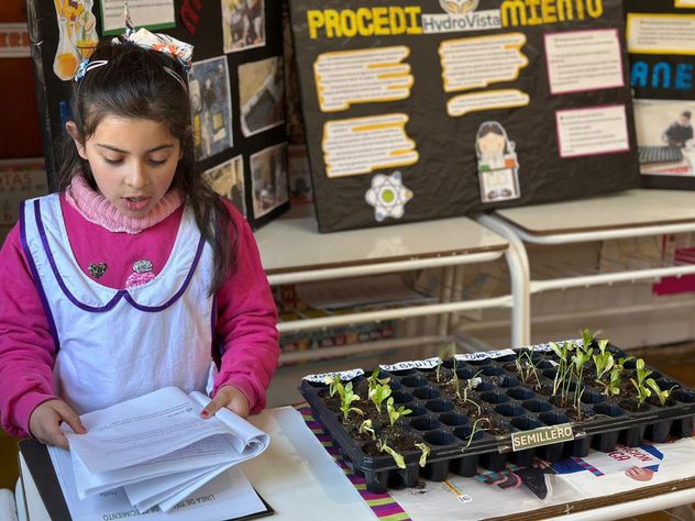 Andrea, la única alumna de una escuela de Pocho que desarrolla junto con su maestra, Fanny, un innovador proyecto de huerta.