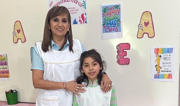 Andrea, la única alumna de una escuela de Pocho que desarrolla junto con su maestra, Fanny, un innovador proyecto de huerta.