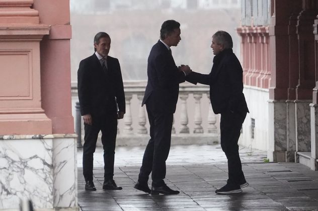 Cuando ingresaba a la Casa Rosada, el jefe de Gabinete, Manuel Calvo, se encontró con el ministro de Economía, Luis Caputo, con quien se saludó. El ministro libertario salía de la reunión de la mesa política del Gobierno nacional. (Prensa Gobierno de Córdoba)