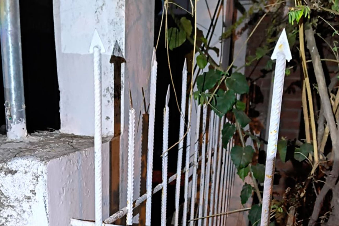 Las rejas de la casa que intentó saltar y fracasó. (Policía)